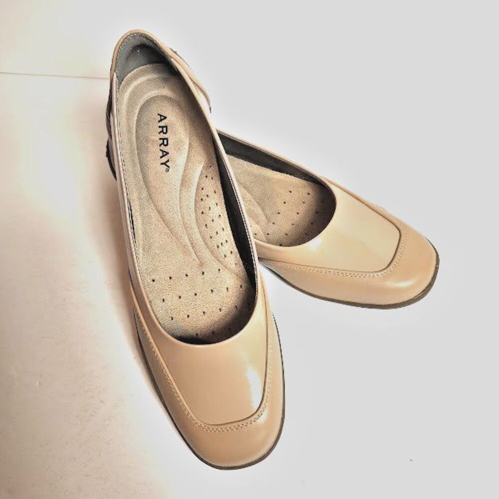 NEW ARRAY Cascade Beige Slip On Flats 9.5 N Women's Rounded Toe 2-Tone Shoes